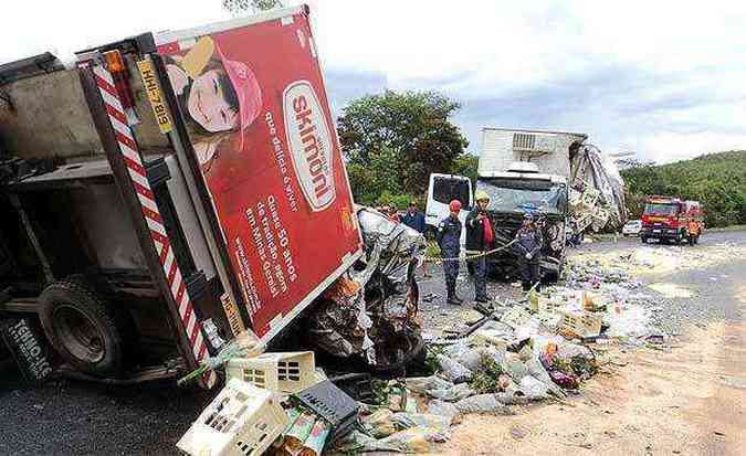 A carga levada pelos caminhes ficou espalhada pela rodovia(foto: Glaudson Rodrigues/Ultimas Notcias)