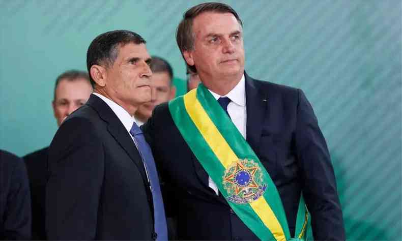 General Santos Cruz e Jair Bolsonaro em cerimnia de nomeao de ministros de Estado em janeiro de 2019