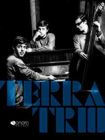 Foto do grupo Terra Trio na capa do livro Uma famlia musical com os ps na terra
