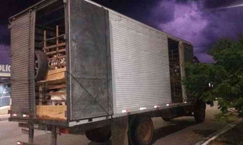 Para o transporte de carga viva em caminhões baú, a corporação informou que 'deve ser previsto um sistema de controle de temperatura e ventilação'(foto: Polícia Rodoviária Federal/ Divulgação )