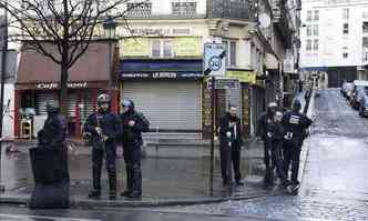 Agentes de segurana no bairro de Goutte d'Or(foto: AFP PHOTO/LIONEL BONAVENTURE)