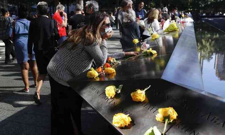 Parentes e amigos de vítimas visitam os túmulos nos 20 anos do ataque terrorista