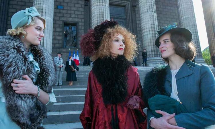 Atrizes Nadia Tereszkiewicz, Isabelle Huppert e Rebecca Marder com roupas dos anos 30 em cena do filme O crime meu