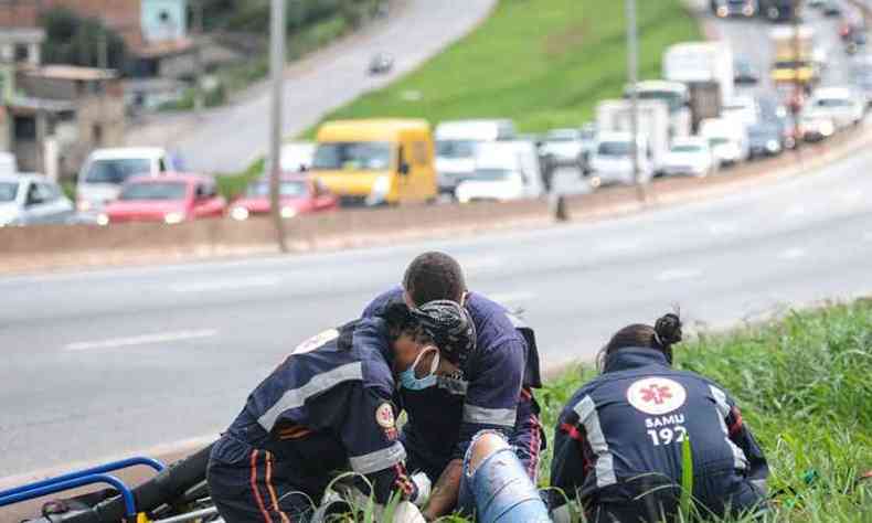 Equipe do Samu presta socorro  mulher que estava na moto(foto: Leandro Couri/EM/DA Press)