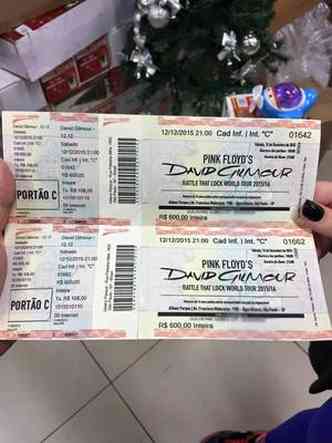 Os ingressos estavam cados no piso de um shopping de BH(foto: Facebook/Divulgao)