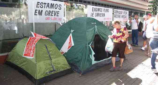 Alguns servidores chegaram a acampar em frente ao Hospital Joo XXIII durante a greve(foto: Edsio Ferreira/EM/D.A.Press)