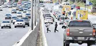 Pedestres tambm desrespeitam lei e se arriscam na Avenida Nossa Senhora do Carmo(foto: marcos michelin/em/d.a press)