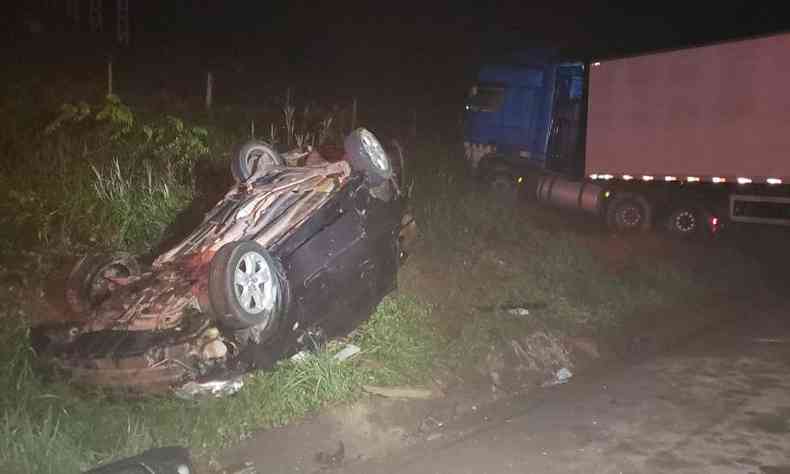 Carro capota depois de bater em carreta