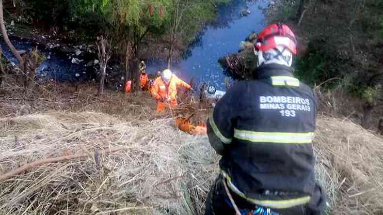 Bombeiros tentam resgatar acidentados no fundo do barranco, no leito do Ribeirão Arrudas(foto: CBMMG)