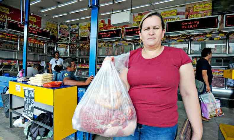 A dona de casa Lcia Helena reduziu a compra de carne de boi e optou pelos cortes mais baratos (foto: Leandro Couri/EM/D.A Press)