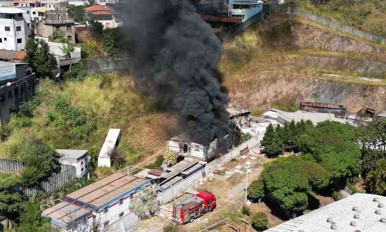 galpo pegando fogo em Nova Lima