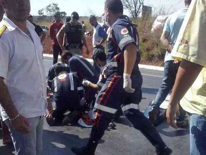 Atendimento ao policial reformado que foi baleado na BR-251 em Montes Claros(foto: Danilo Evangelista)