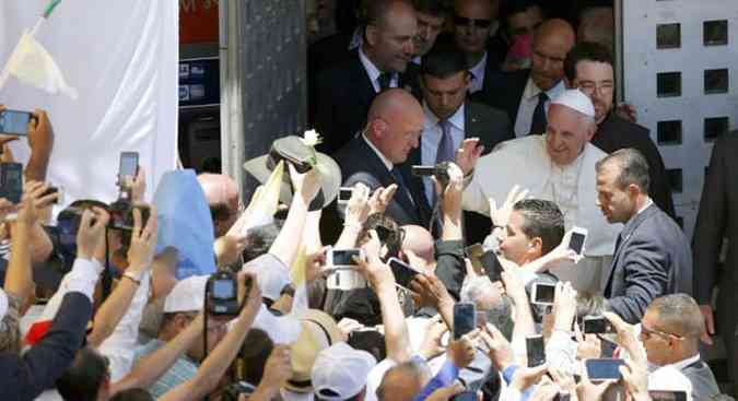 Palestinos festejaram a presena do Papa em seu segundo dia de peregrinao pelo Oriente Mdio(foto: JACK GUEZ / AFP)