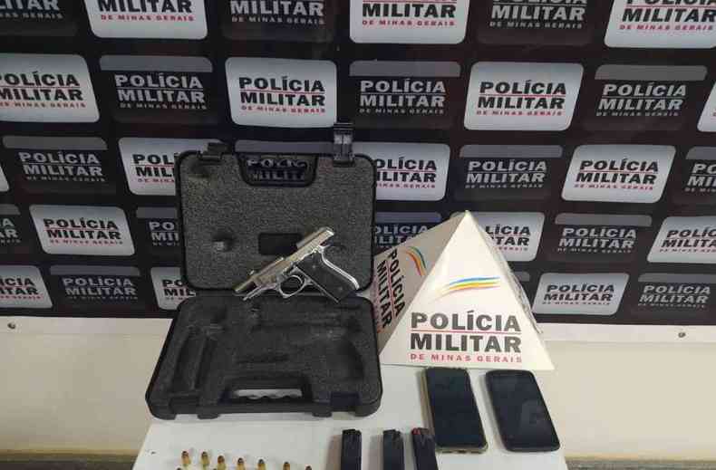 Na operao foram apreendidas, alm da arma utilizada no crime, 20 cartuchos 380 e trs carregadores(foto: PM/Divulgao)