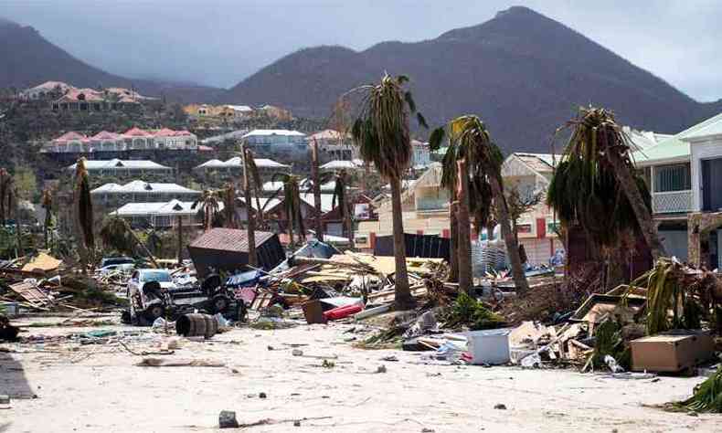 irma deixou rastro de destruio ao passar pela ilha caribenha de Saint-Martin(foto: AFP / Lionel CHAMOISEAU )