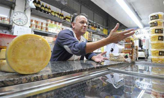 Com prejuízo de R$ 13 mil, Paulo Moura deixou de ofertar a estrela do negócio, o queijo canastra(foto: Juarez Rodrigues/EM/D.A Press) Com prejuízo de R$ 13 mil, Paulo Moura deixou de ofertar a estrela do negócio, o queijo canastra(foto: Juarez Rodrigues/EM/D.A Press)