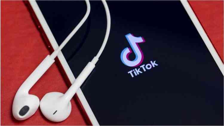 Celular com imagem do TikTok na tela