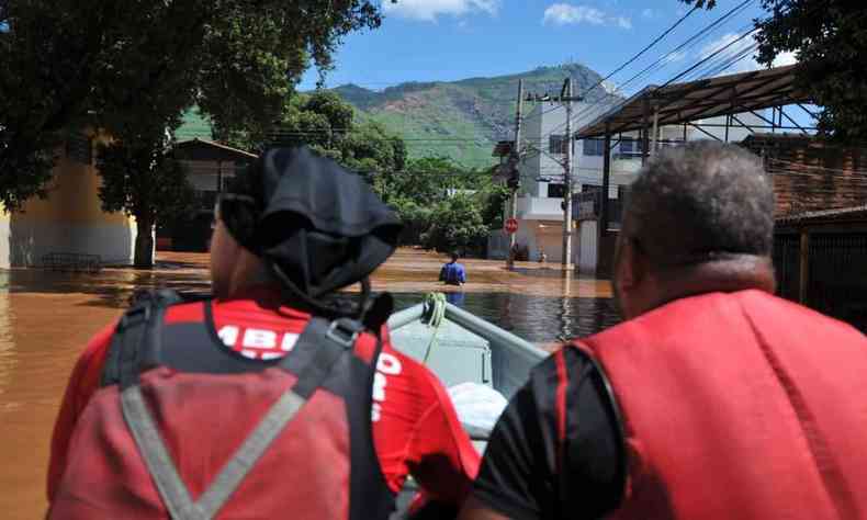 Bombeiros usam barco para resgatar pessoas ilhadas em Valadares