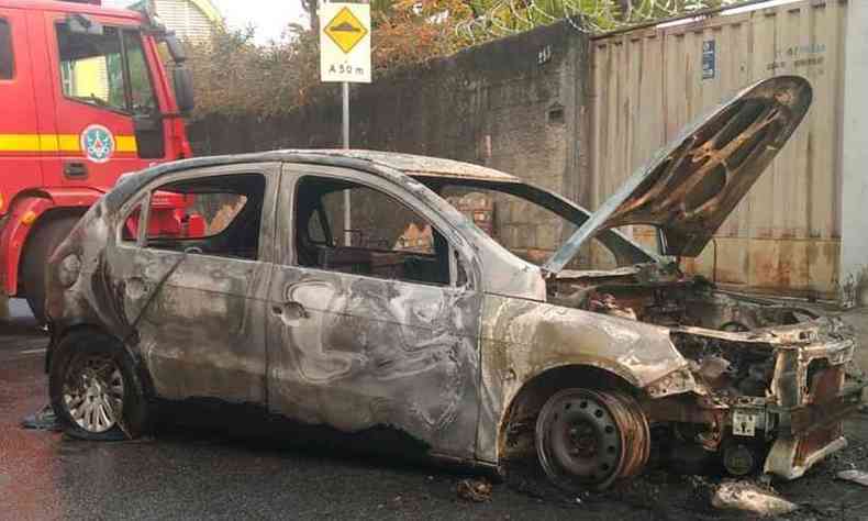 Carro foi destrudo pelas chamas, que se espalharam rapidamente