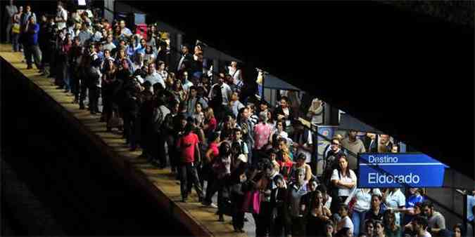 Passageiros se aglomeram na Estao Santa Efignia esperando por trem(foto: Alexandre Guzanshe/EM/D.A Press)