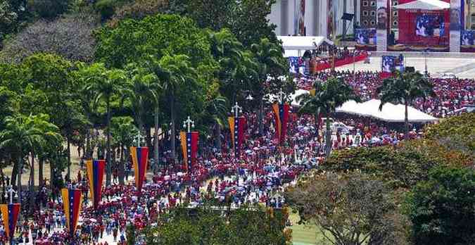 Milhares de pessoas participam do funeral de Chvez(foto: LUIS CAMACHO / AFP)