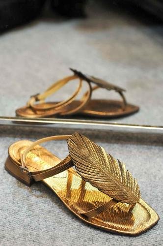 sandalia de couro debora germani