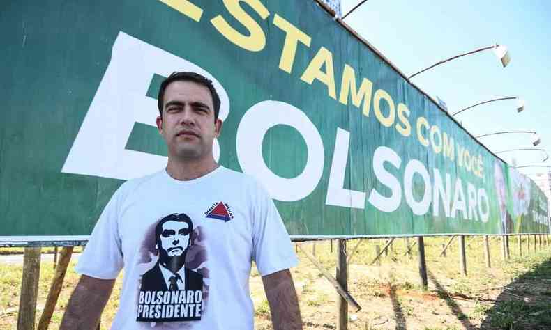Cartaz em Uberlndia diz 'Bolsonaro, estamos com voc';  frente da pea visual, est o vereador Cristiano Caporezzo