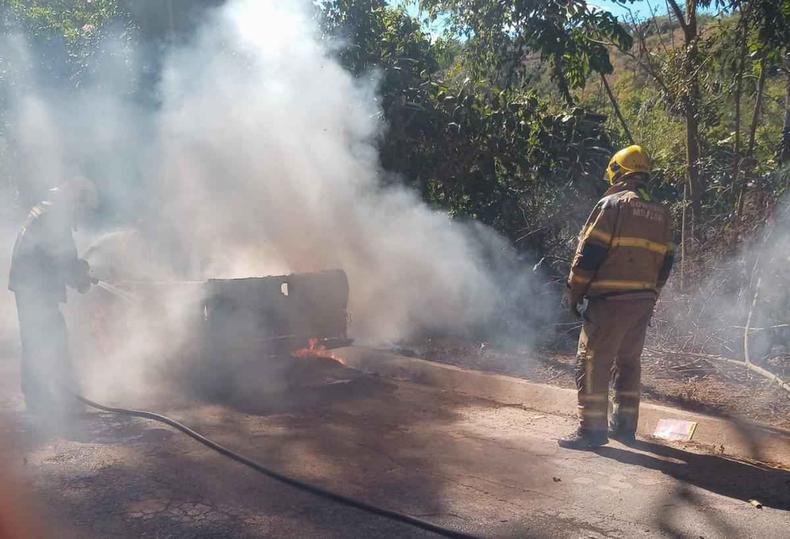 Incndio em veculo fumaa bombeiros estrada pickup
