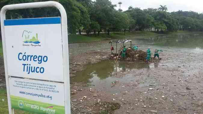 Prefeitura de Belo Horizonte informou que, em perodo chuvoso, cerca de 20 toneladas de lixo so retiradas da lagoa diariamente Jair Amaral: EM/D.A Press 