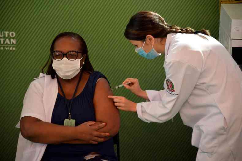 A enfermeira Monica Calazans  vacinada com a CoronaVac contra a covid-19 em So Paulo, em 17 de janeiro de 2021 (Nelson Almeida / AFP)