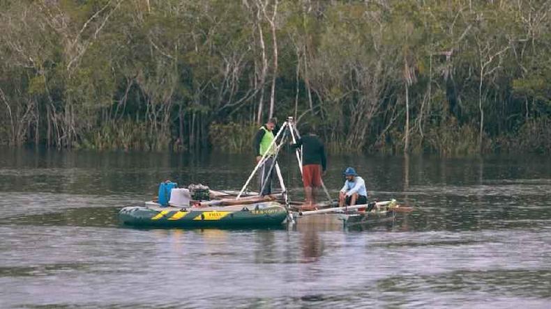 Pesquisadores em barco em lago da Amaznia