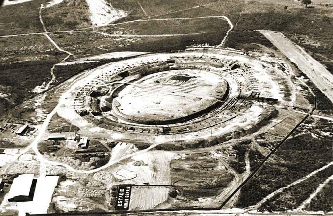 Imagem do arquivo do EM mostra a construção do Mineirão, na década de 1960, estádio que mudou a trajetória dos clubes de futebol de Minas(foto: Arquivo O Cruzeiro/EM/D.A Press) Imagem do arquivo do EM mostra a construção do Mineirão, na década de 1960, estádio que mudou a trajetória dos clubes de futebol de Minas(foto: Arquivo O Cruzeiro/EM/D.A Press)