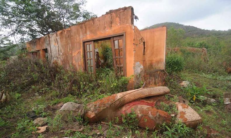 Rompimento da barragem em 2015 destruiu o distrito de Bento Rodrigues, matando 19 pessoas e atingindo 500 mil(foto: Leandro Couri/EM/D.A Press) Na foto, as ruinas do distrito de Bento Rodrigues, cinco anos após o rompimento, com uma casa destruída