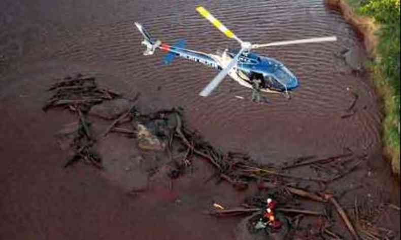 Aeronave atua resgatando corpo encontrado em meio  lama, aps rduo trabalho de equipes de terra: atuao afinada entre militares(foto: Tlio Santos/EM/D.A Press)