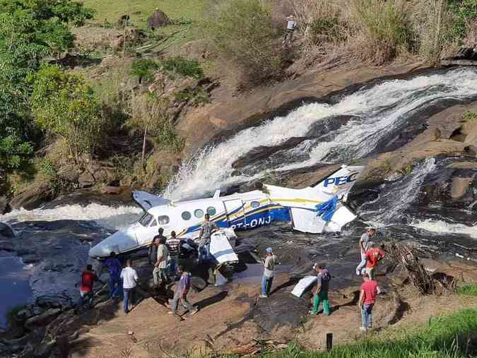 O avio que levava a cantora sertaneja Marlia Mendona caiu na tarde desta sexta-feira (5/11) em Piedade de Caratinga, em MinasCBMMG/Divulgao