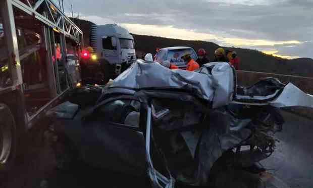 BR-251, perto de Francisco Sá: Uma carreta bateu na traseira de outra  carreta, após um outro veículo de carga fazer um L na pista