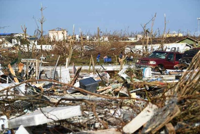Rastro de destruição deixada pelo furacão Dorian no bairro Mudd, da cidade de Marsh Harbour, nas ilhas Ábaco (Bahamas)(foto: BRENDAN SMIALOWSKI / AFP) Rastro de destruição deixada pelo furacão Dorian no bairro Mudd, da cidade de Marsh Harbour, nas ilhas Ábaco (Bahamas)(foto: BRENDAN SMIALOWSKI / AFP)