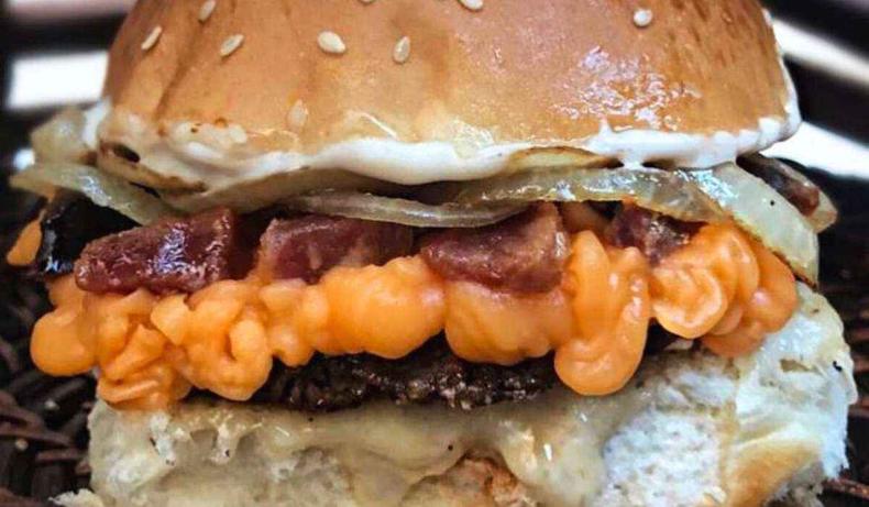 Cheddar Supremo (po, molho a base de bacon, hambrguer bovino tradicional 56g, cheddar cremoso, bacon em tiras e cebola para fechar com chave de ouro) R$18,50