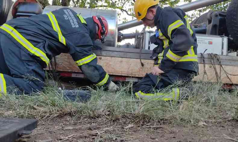 Corpo de Bombeiros utilizou equipamentos de desencarceramento para remover o corpo do motorista de 31 anos