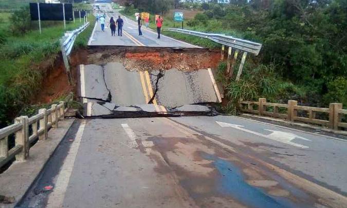 BR-265 tem interdição devido à queda de ponte durante temporal em março. Carros pequenos podem usar desvio (foto: Geraldo Cesar/Divulgacao ) BR-265 tem interdição devido à queda de ponte durante temporal em março. Carros pequenos podem usar desvio (foto: Geraldo Cesar/Divulgacao )
