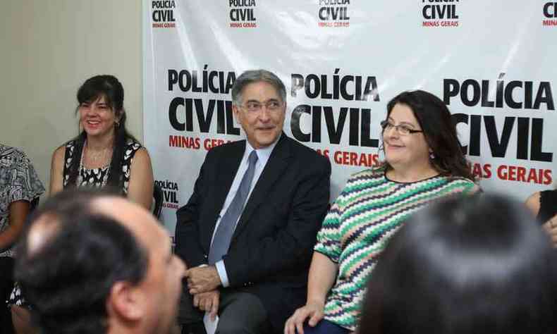 Pimentel visitou a sede da Diviso especializada em atendimento  mulher nesta sexta-feira e conversou com delegadas e representantes da Polcia Civil (foto: Edsio Ferreira/EM/D.A Press)