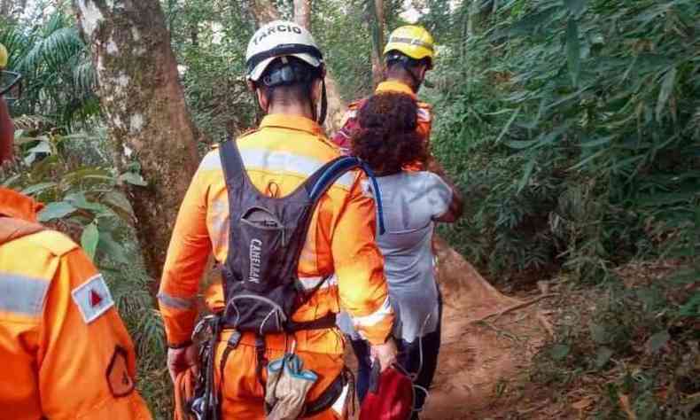 Bombeiros ajudam mulher que passou mal em trilha