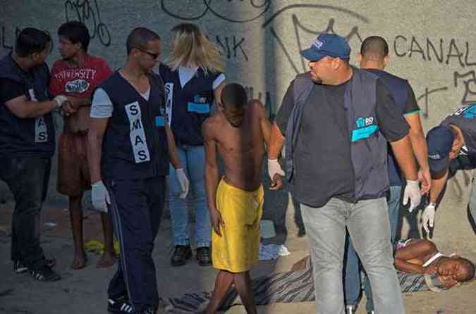 Usuários De Crack Em Fuga Invadem Avenida No Rio Nacional Estado De Minas