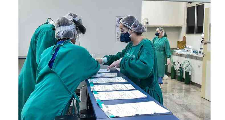 Profissionais da sade do Hospital Regional, considerado referncia no atendimento a pacientes com a COVID-19 na cidade e sua regio, analisam as fichas dos internados(foto: Prefeitura de Uberaba/Divulgao)