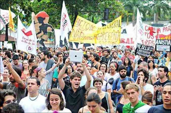 Festa da Democracia: de dia, em um protesto sem incidentes, mais de 5 mil pessoas cobrararam melhorias na sade e ducao(foto: Iano Andrade/CB/D.A Press)
