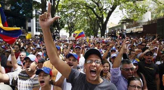 Manifestantes continuam com protestos di�rios contra o governo nas ruas de Caracas(foto: Carlos Garcia Rawlins/Reutres)