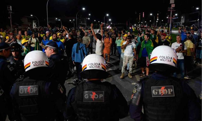 Bolsonaristas confrontam a polícia diante da sede da PF, onde xavante estava preso