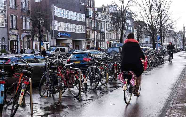 Em Amsterd, os carros movidos a gasolina e a diesel sero proibidos a partir de 2030(foto: Amsterdan Mayor/Divulgao)
