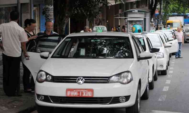 Taxistas em ponto no Centro de BH