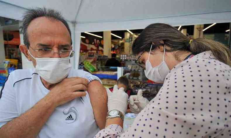 Celso Rogrio foi um dos idosos vacinados neste primeiro dia da Campanha de vacinao contra a gripe(foto: Leandro Couri)